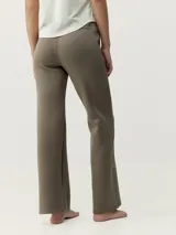 Pantalón largo color marrón de tejido técnico con tecnología performance, cintura ajustable, bolsillos laterales y corte recto holgado.