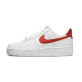 Zapatillas Nike Air Force 1 color beige con detalles en crema, suela blanca y base color caramelo.