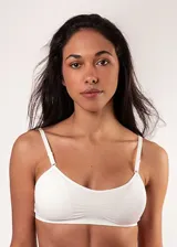 Soutien tipo top de microfibra sin costuras, color blanco, con copas removibles, sin aro y breteles regulables.