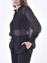 Camisa negra traslúcida de manga larga con rayas verticales finas plateadas.