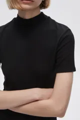Remera blanca de viscosa con cuello alto y manga corta.