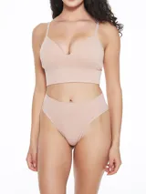 Bombacha vedetina color nude de microfibra con cintura alta.