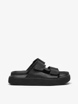 Sandalias negras de cuero con doble tira con ajuste de velcro y suela gruesa.