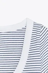 Camiseta negra de manga corta y escote redondo.