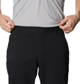 Pantalón de trekking color beige, con tecnología Omni-Shield de repelencia al agua y Omni-Shade de protección solar UPF 50. Cuenta con elástico parcial en la cintura, bolsillos para las manos, bolsillo de seguridad con cremallera y bolsillos traseros.