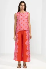 Musculosa liviana de viscosa y poliamida con estampado floral, lazos en los costados y calce ajustable.