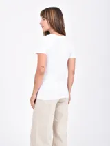 Remera básica de manga corta, cuello redondo y calce ajustado al cuerpo.