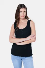 Musculosa lisa color lila en tela rib con botones a presión y corte relajado.