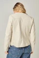 Campera de cuero color natural, con cuello redondo, cierre frontal con cremallera y bolsillos laterales con cierre. Diseño clásico y corte entallado.