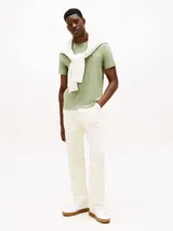 Remera verde claro de algodón con cuello redondo y logo de Tommy Hilfiger bordado en el pecho.