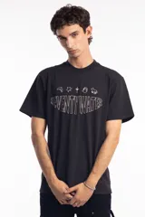 Remera unisex color beige con estampado frontal de la marca Seventy Water y dibujos de un delfín, una estrella, una planta y un conejo.