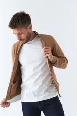 Campera de punto para hombre, con cierre completo y bolsillos, diseño de fit regular y logo bordado.