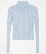 Polera verde de punto acanalado, con cuello alto y mangas largas.