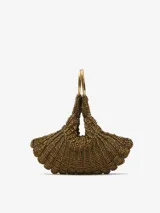 Bolso de mano tipo clutch, color verde, con abalorios tejidos en tricot. Tiene un compartimento con cierre de cremallera y cierre magnético. El asa de mano es metálica con el logo grabado.