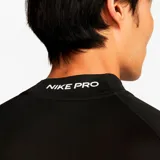 Camisa de entrenamiento de manga larga, ajustada, con tecnología Dri-Fit que favorece la transpiración, de color negro.