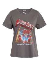 Camiseta gris con estampado del logo de la banda de heavy metal Judas Priest y la leyenda "Defenders Tour '84".