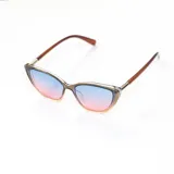 Lentes de sol con montura transparente y lentes degradadas de azul a rosa.