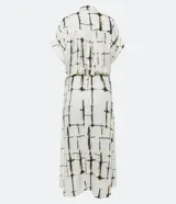 Vestido midi de viscosa color blanco con estampado de bloques negros, corte evasé, mangas cortas, cuello camisero, lazo en la cintura y cierre frontal con botones.