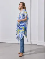 Kimono tejido de poliéster, marca Do Everything In Love, con mangas amplias estilo japonés y terminación de ruedo con borlas.