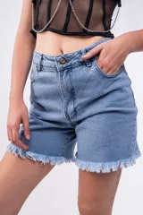 Bermuda de jean celeste con tiro alto, corte recto y ruedo desflecado.