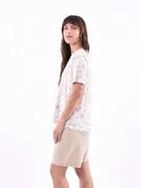 Remera blanca con estampado de ojos y pestañas en negro.