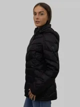 Campera acolchada negra de nailon con relleno de plumón (90% plumón, 10% plumas), cierre frontal con cremallera, bolsillos laterales, cuello alto con capucha y diseño plegable.