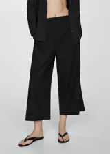 Pantalón culotte color beige de lino y viscosa, con cintura elástica y corte ancho.
