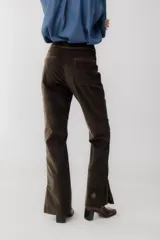Pantalón de pana marrón con corte acampanado y abertura en el ruedo.