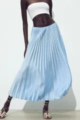 Falda midi plisada celeste con cintura elástica.