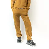 Pantalón deportivo tipo jogging color camel, confeccionado en tejido afelpado.