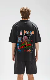 Remera negra de corte oversize con estampado de Freddy Krueger y otros elementos de la película "Pesadilla en Elm Street".