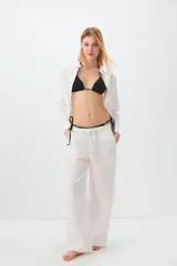 Camisa color crudo de tejido con lino, de calce recto y mangas largas.