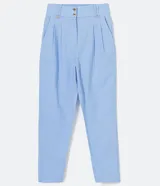 Pantalón cigarrete celeste de lino y algodón, con pliegues delanteros, bolsillos laterales, cintura con elástico en la espalda y cierre con botones metálicos.