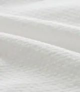 Camisa negra de corte boxy con cuello bowling y abotonadura frontal. Texturizada con diseño jacquard. De manga corta.