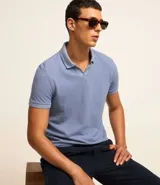 Polo de hombre color gris claro, corte confort, cuello polo, manga corta y tejido texturizado.