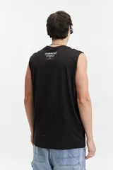 Musculosa negra lisa de algodón, corte oversize y cuello redondo.