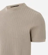 Remera slim fit de algodón color beige, con cuello redondo, manga corta y textura acanalada.
