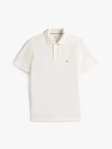 Chomba blanca de piqué de mezcla de algodón elástico, con tecnología Flex, que absorbe la humedad y es antiolor. Tiene cuello de chomba, billetera de dos botones, detalles distintivos de Tommy Hilfiger Sport y logo de Tommy Hilfiger Sport en el pecho.