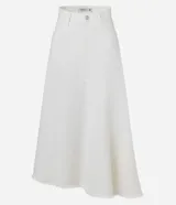 Pollera midi de jeans blanca, con trabillas en la cintura, cierre tradicional, bolsillos y ruedo asimétrico deshilachado.