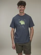 Remera gris con estampado de flor con diseño técnico en amarillo.
