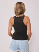 Musculosa azul de algodón con cuello redondo y corte ajustado.