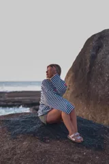 Buzo reversible de manga larga con estampado de rayas horizontales blancas y azul marino en un lado, y liso azul marino en el otro. Presenta cuello redondo y un corte holgado.