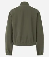Campera bomber negra de viscosa con cierre delantero, bolsillos con solapa y pespuntes contrastantes en color blanco.