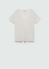 Remera blanca de lino con cuello en V y mangas cortas.