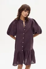 Vestido corto color borgoña con estampado a cuadros, cuello mao, mangas abullonadas y botones de nácar al frente.