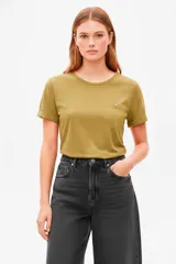 Remera de algodón color verde oliva, de manga corta con puños doblados y cuello redondo. Presenta un pequeño bolsillo en el pecho con un detalle metálico.