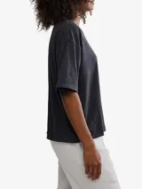 Camiseta blanca de manga corta con cuello redondo y calce relajado, confeccionada en tejido pesado de algodón.