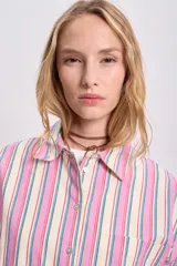 Camisa de manga larga con rayas verticales en tonos rosa, blanco, azul y rojo.