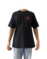 Remera negra de algodón con estampado de flores y texto en color rosa en la espalda.
