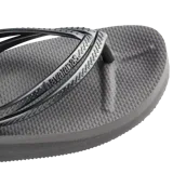 Sandalias tipo ojota Havaianas Wedges Wns, color rosa empolvado, con tiras finas metálicas que se cruzan sobre el empeine. La suela es texturizada con patrón de arroz y tiene un pequeño taco cuña.